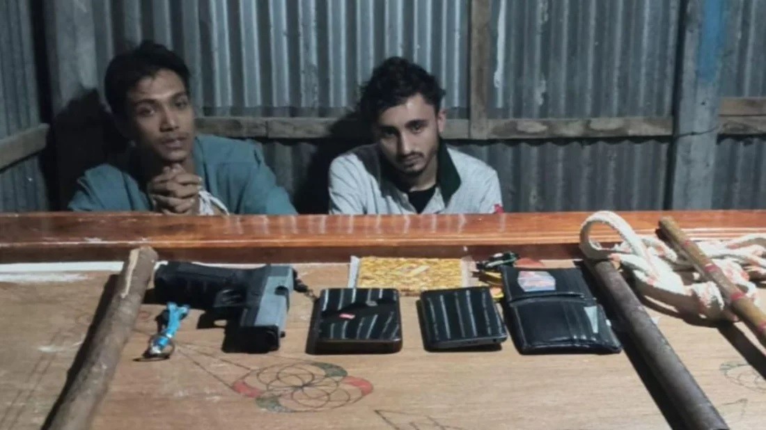 খেলনা পিস্তল দিয়ে চাঁদাবাজির অভিযোগে পুলিশ সদস্যসহ দুজন আটক
